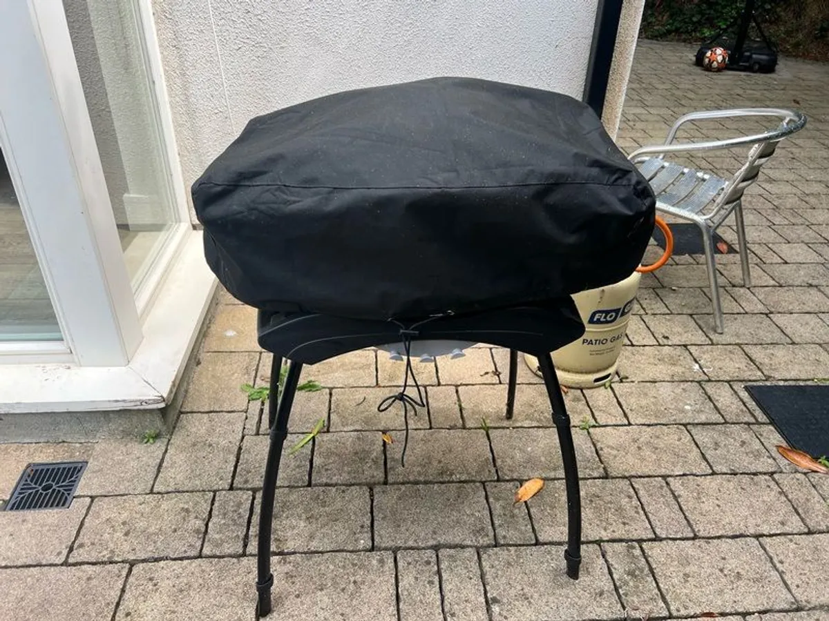 Weber Q200 Gas BBQ with accessories - Image 4