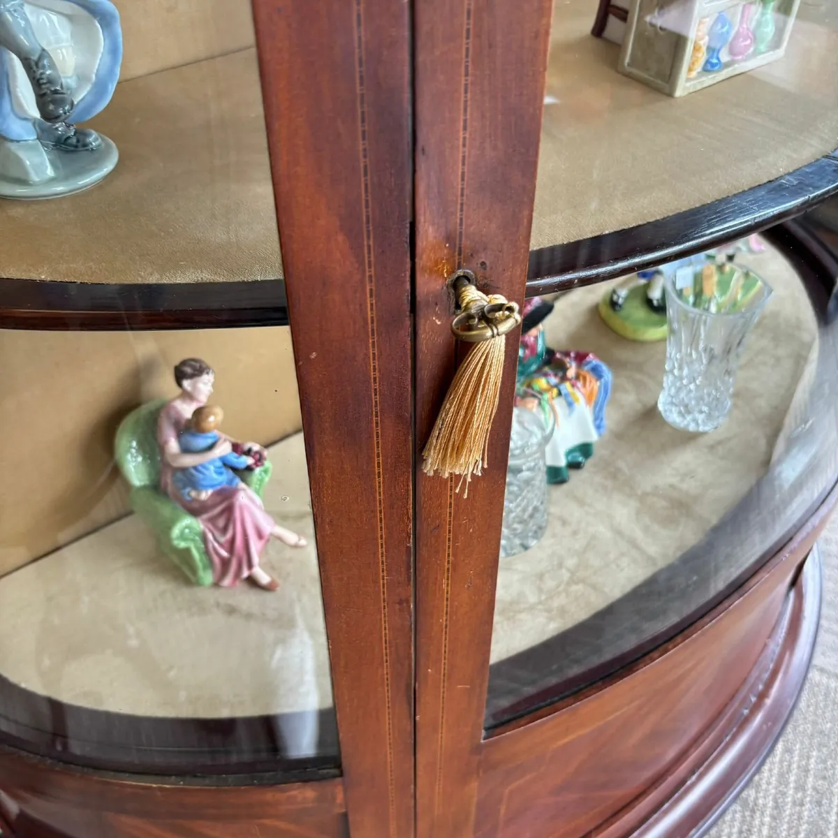 Fabulous mahogany Edwardian demi lune display cabi - Image 4