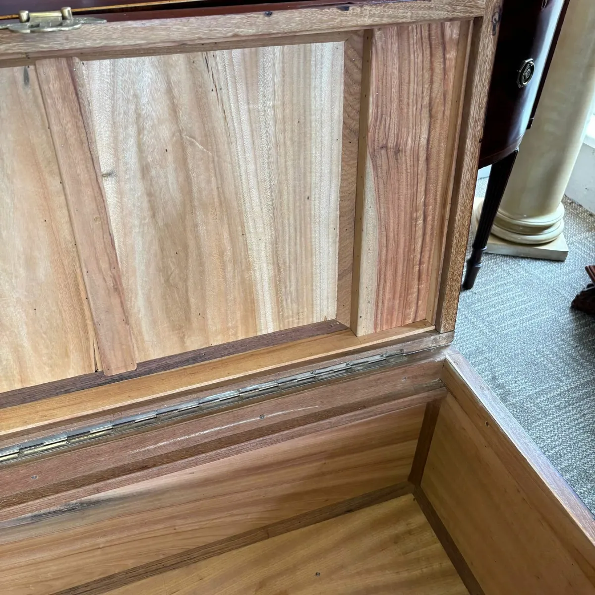 Oriental storage box in rich mahogany. Swipe for a - Image 3