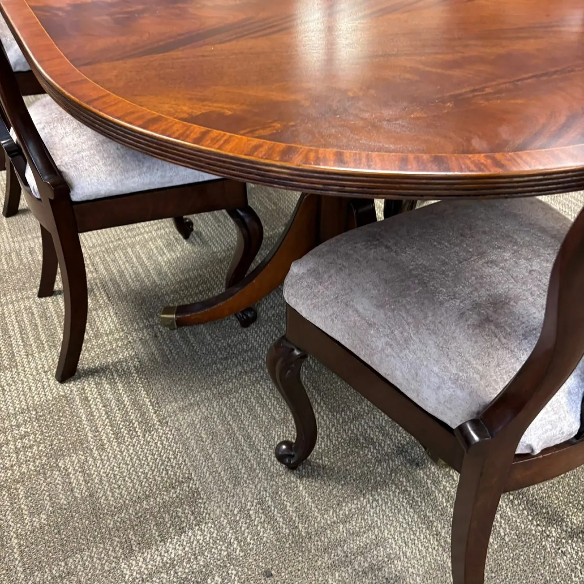 Fabulous mahogany flamed Regency dining with 6 cha - Image 2