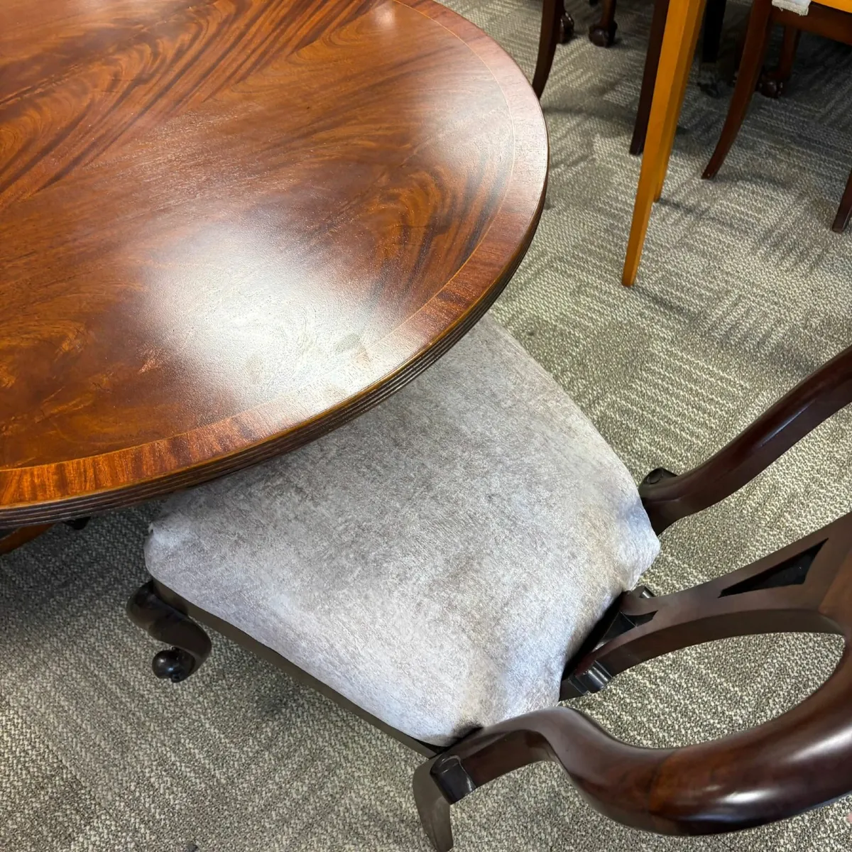 Fabulous mahogany flamed Regency dining with 6 cha - Image 3