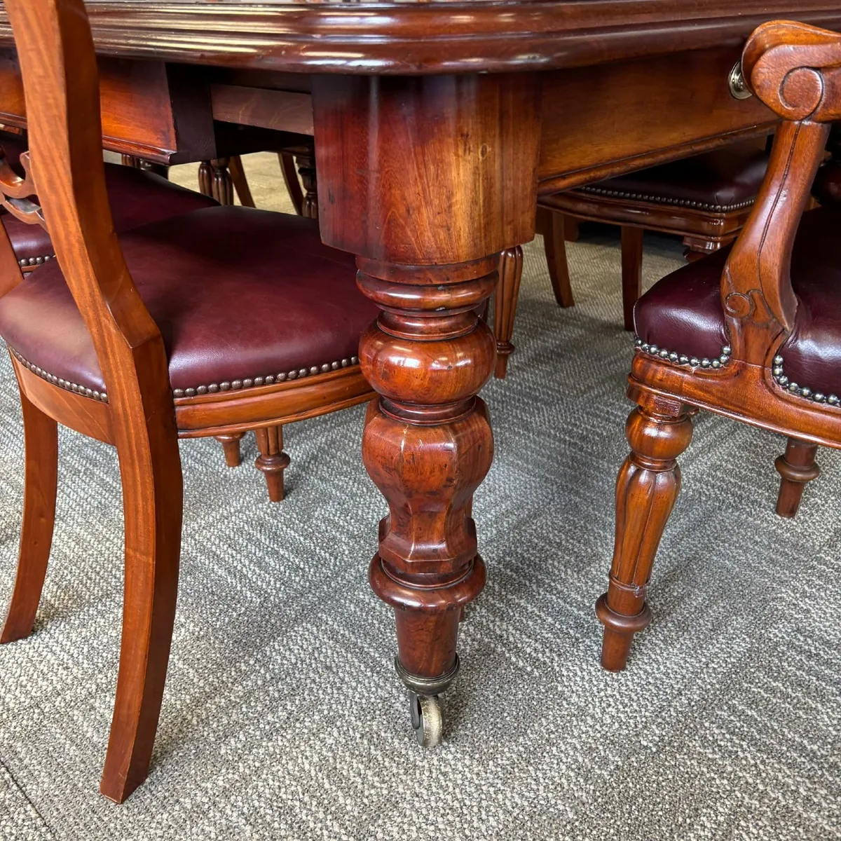 Fabulous mahogany extendable Victorian dining tabl - Image 4