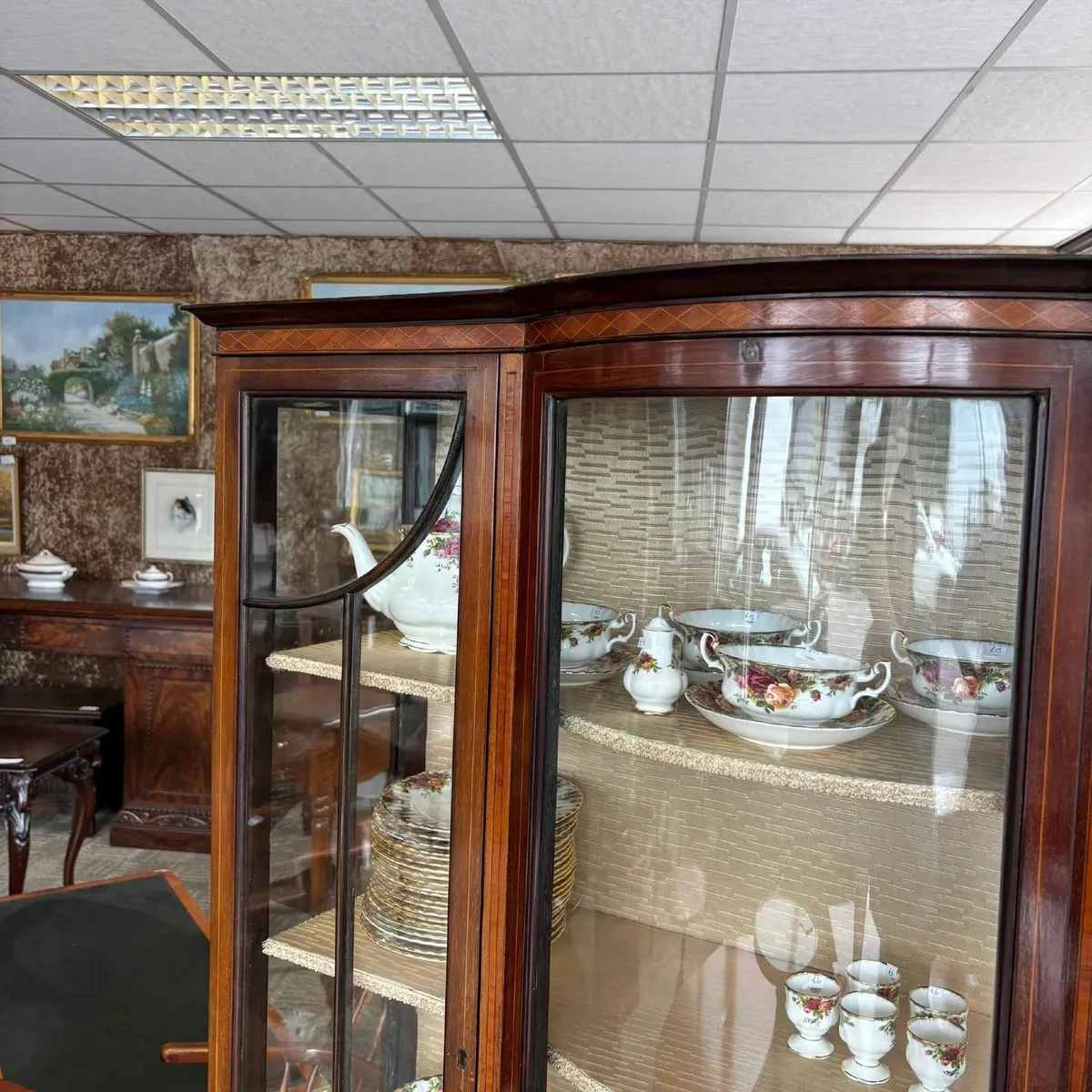 Edwardian inlaid mahogany display cabinet with bow - Image 2