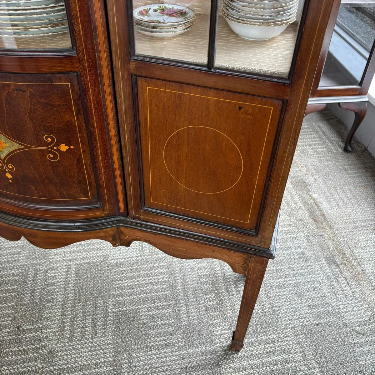 Edwardian inlaid mahogany display cabinet with bow - Image 3