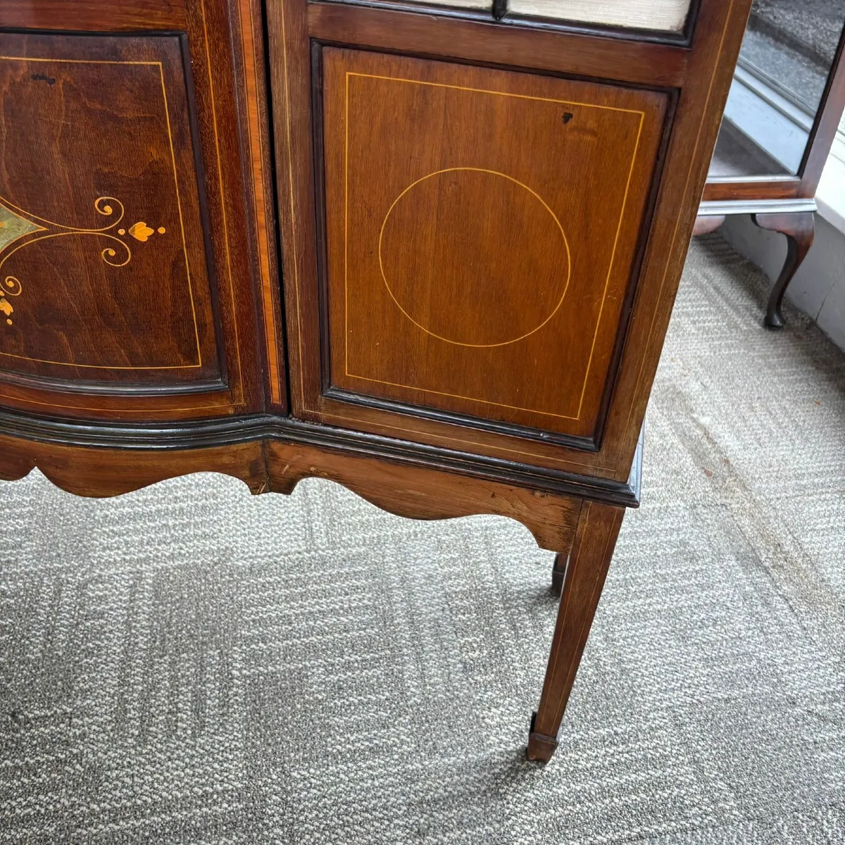 Edwardian inlaid mahogany display cabinet with bow - Image 4
