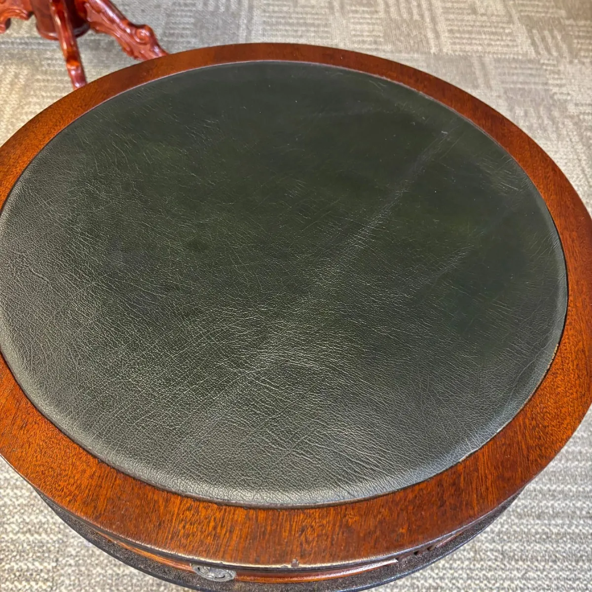 Beautiful mahogany green leather top drum table. E - Image 2