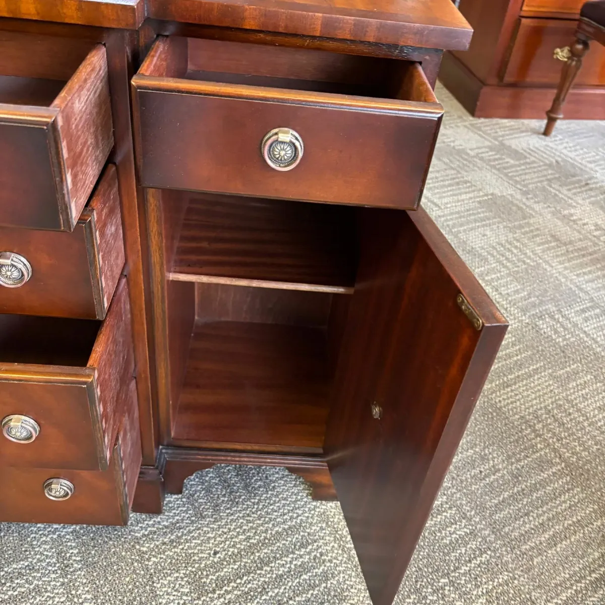 Beautiful mahogany flamed Bevan Funnell breakfront - Image 3
