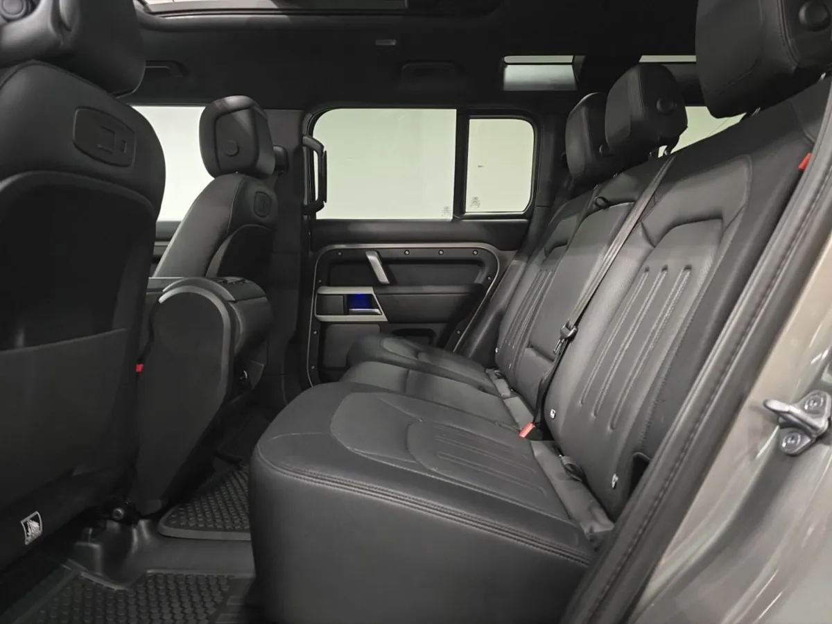 Land Rover Defender Diesel Estate X-Dynamic HSE - Image 4