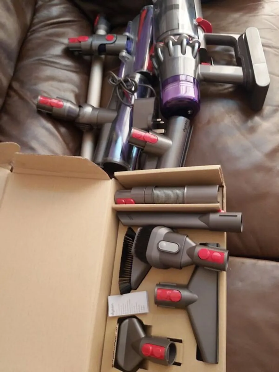 Dyson v15 - Image 1