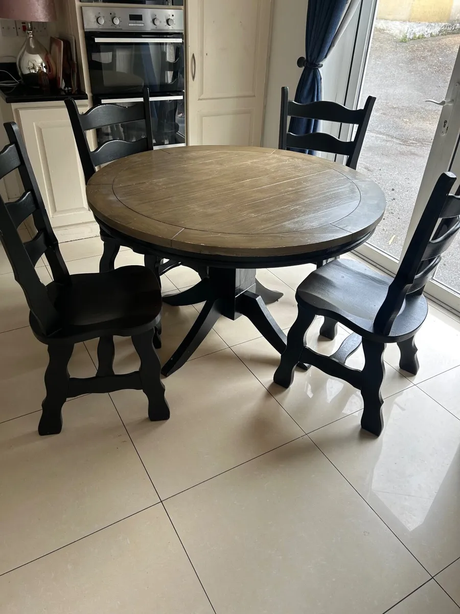 Table and chairs - Image 1