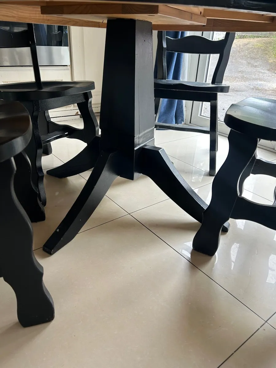 Table and chairs - Image 2