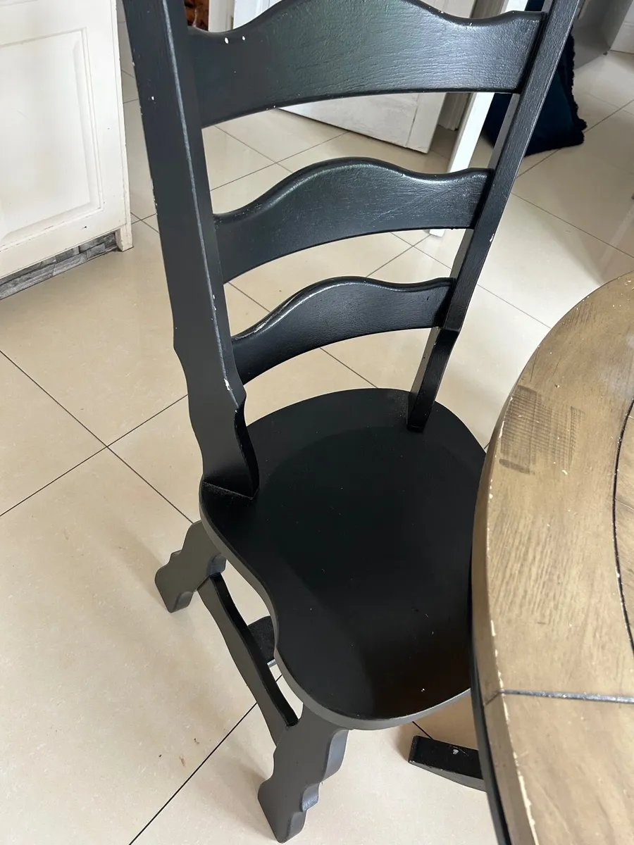 Table and chairs - Image 3