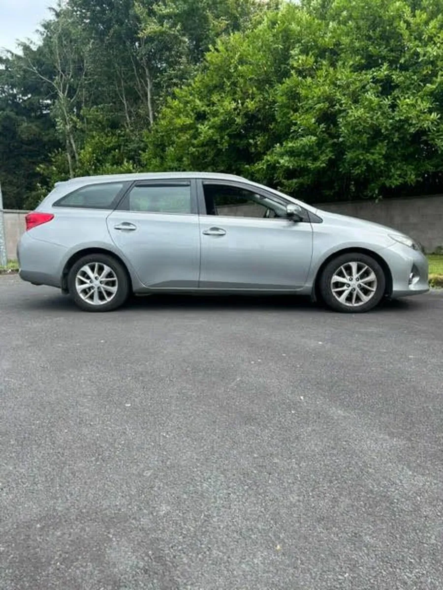 Toyota Auris 2015 - Image 2