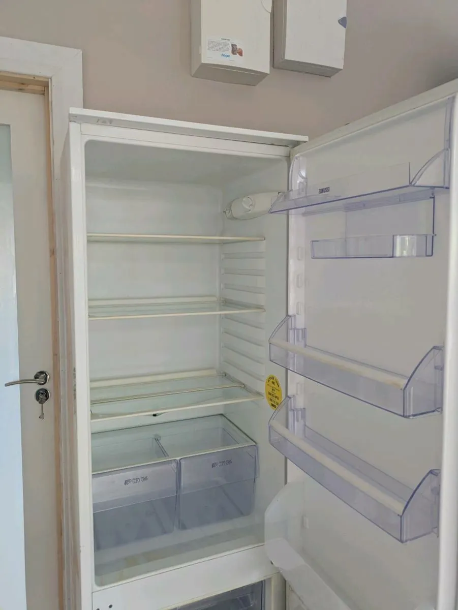 Integrated fridge freezer - Image 3
