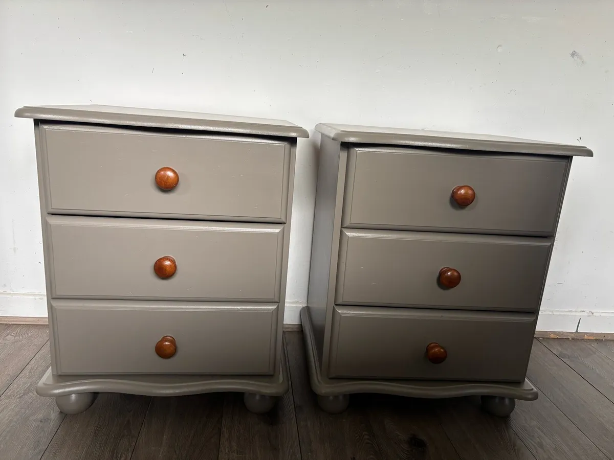 Pair of bedside lockers