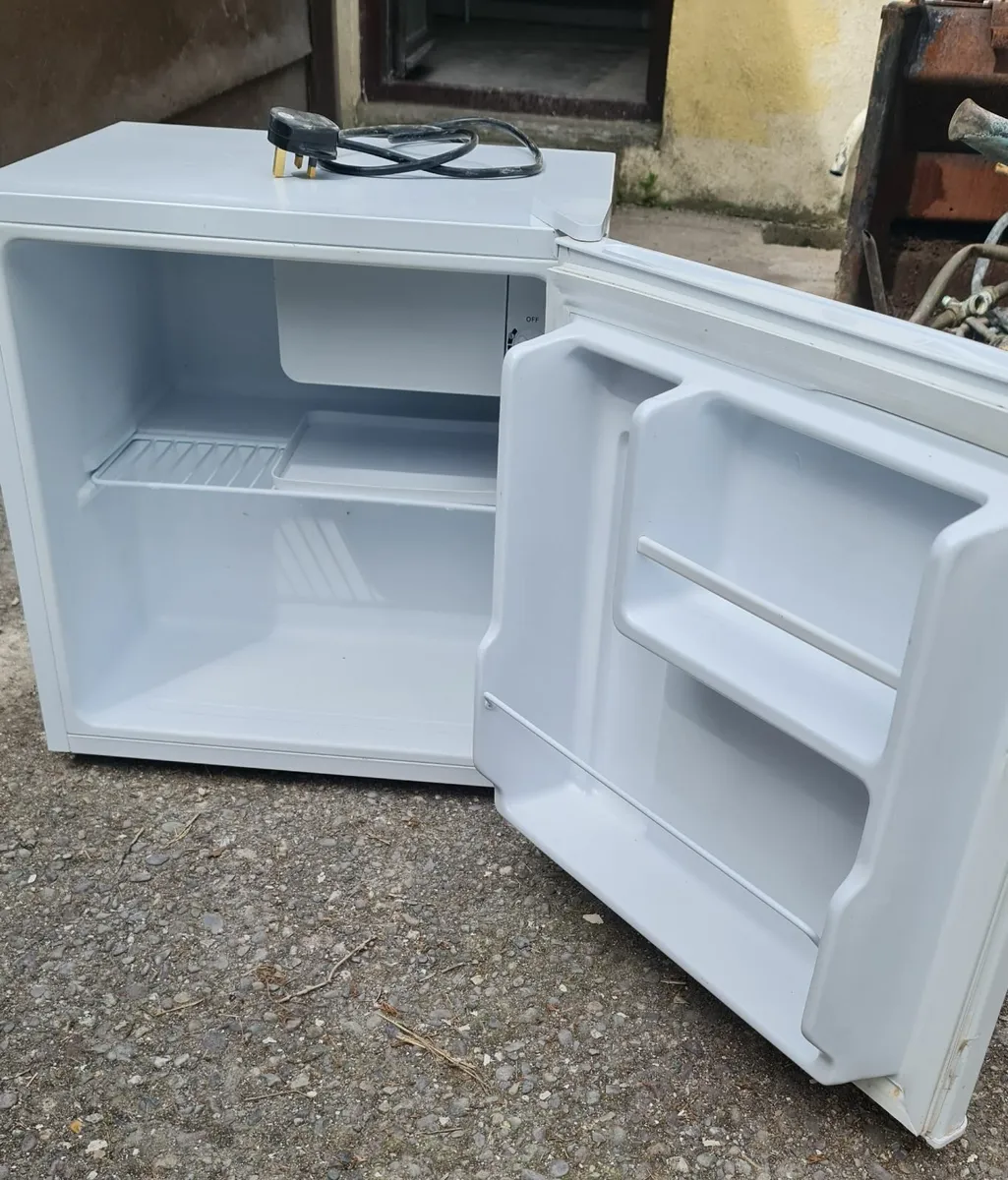 Mini fridge - Image 2