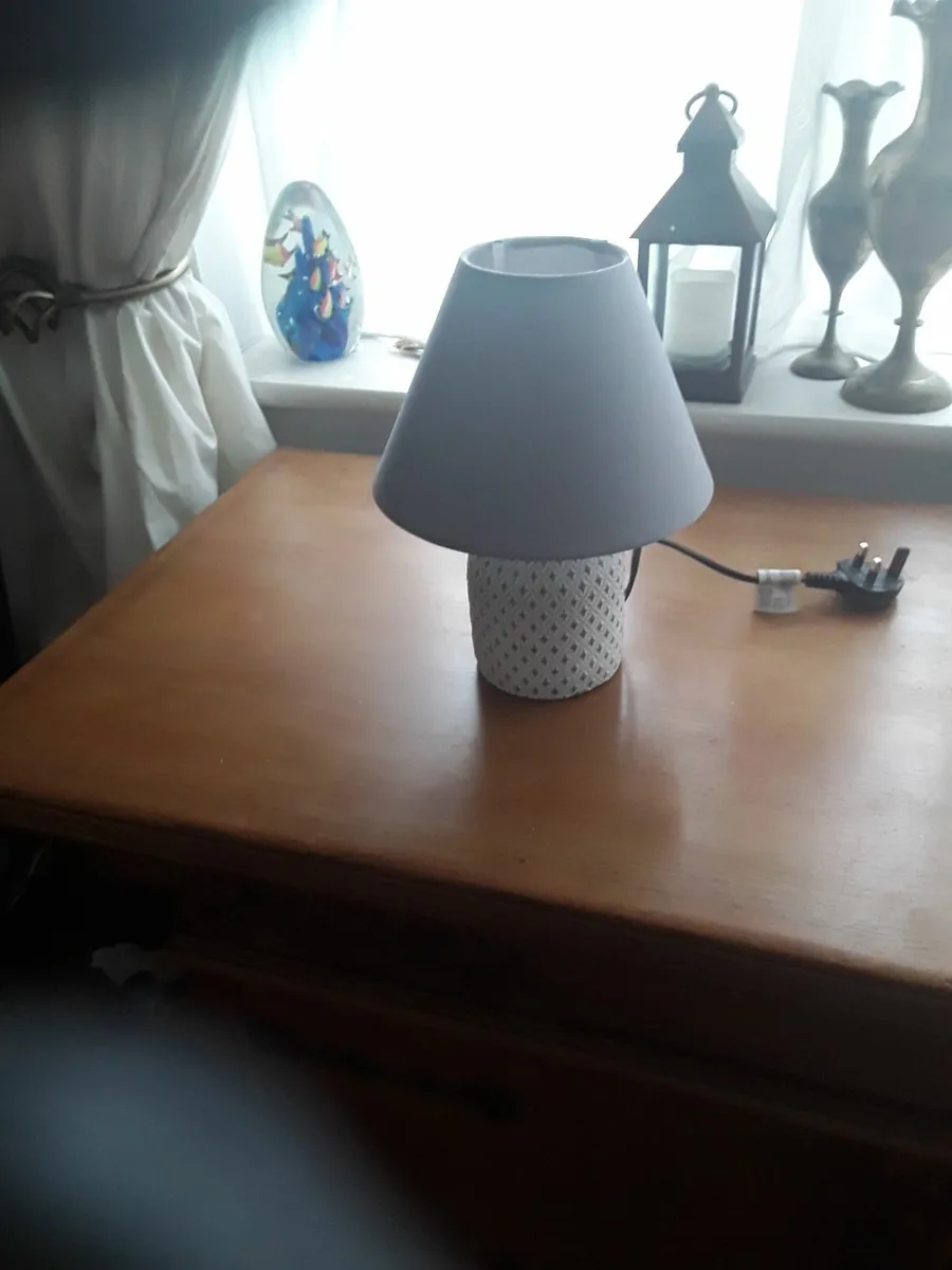 Small table lamp perfect condition - Image 2
