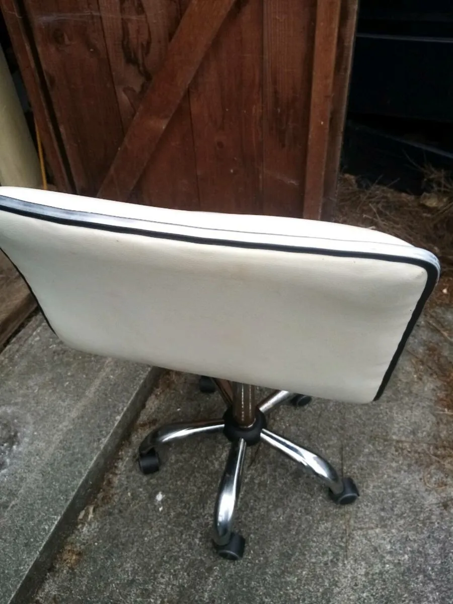Office chair - Image 1