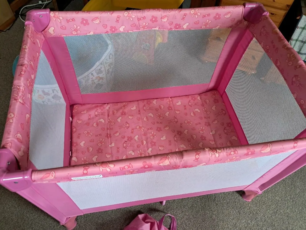 Baby travel cot - Image 2