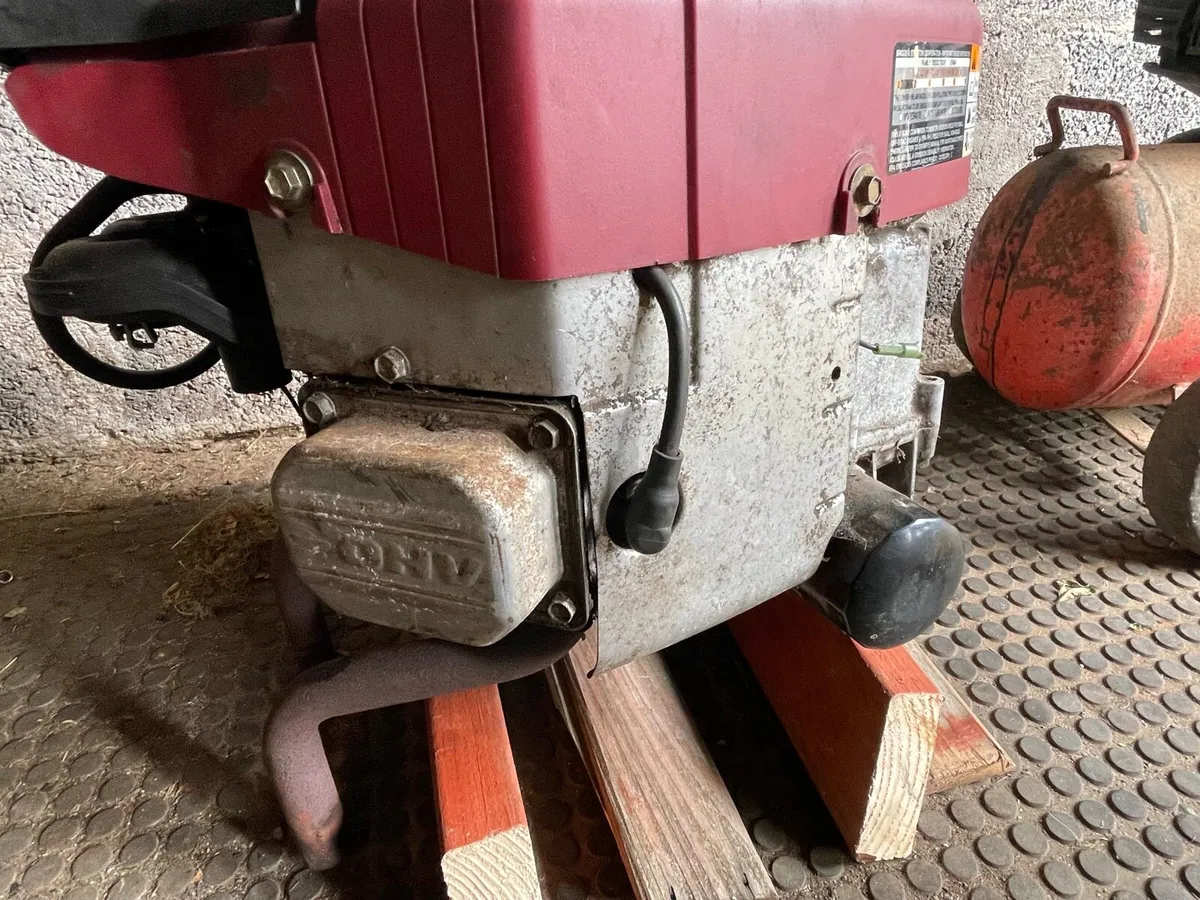18HP V Twin Briggs And Stratton Engine - Image 2