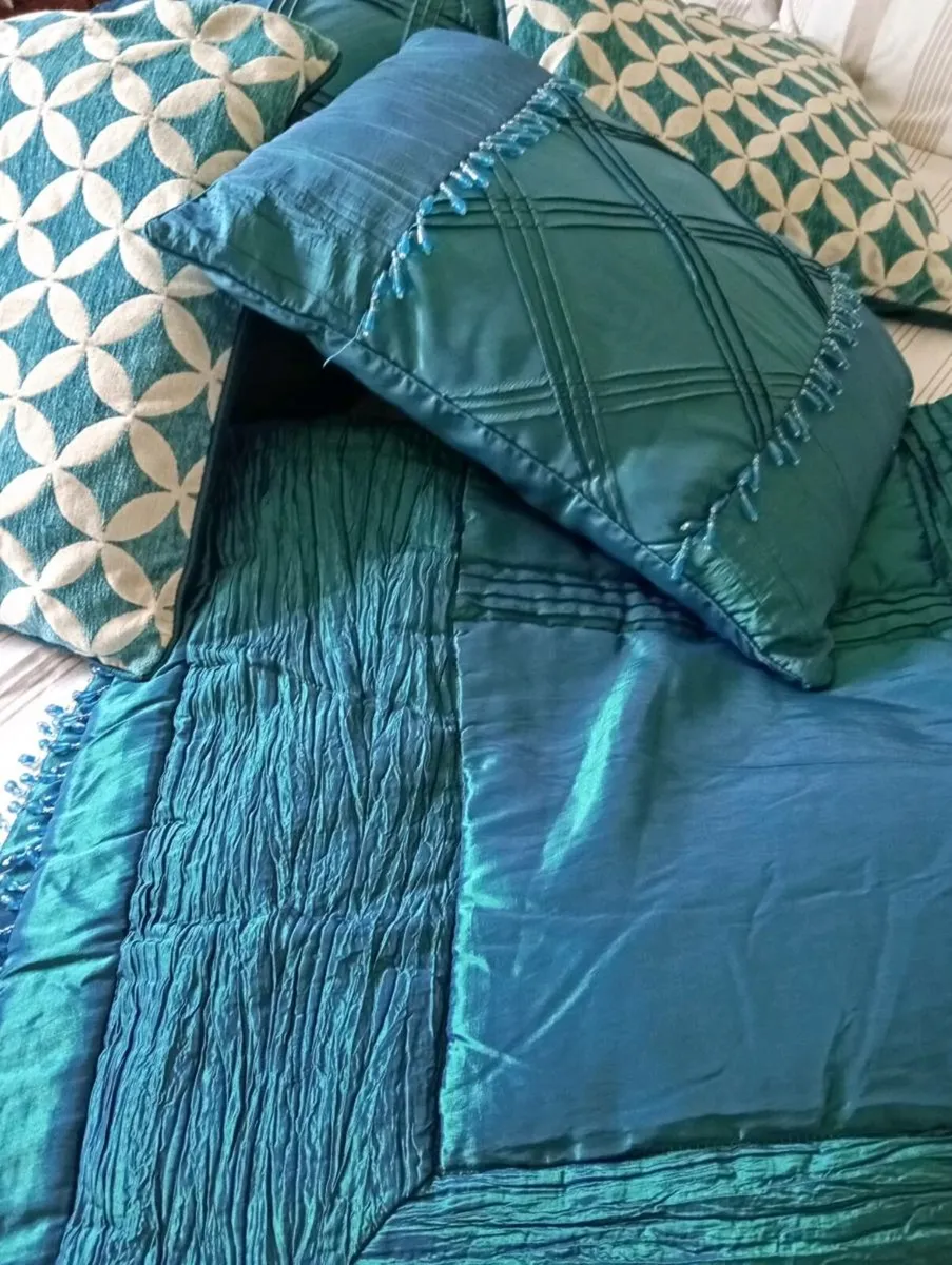 Throw and cushions to match , as new , / - Image 1