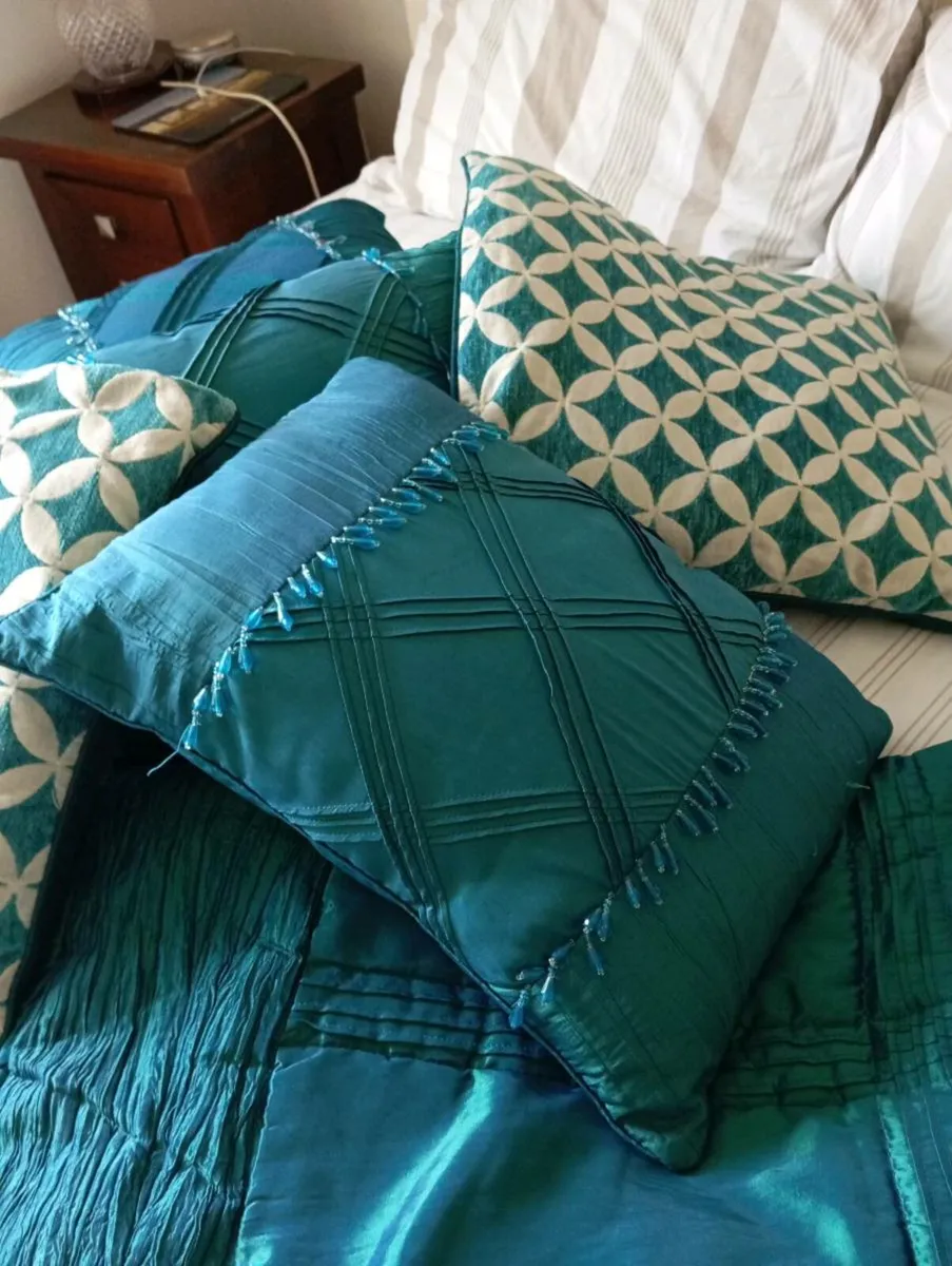Throw and cushions to match , as new , / - Image 3