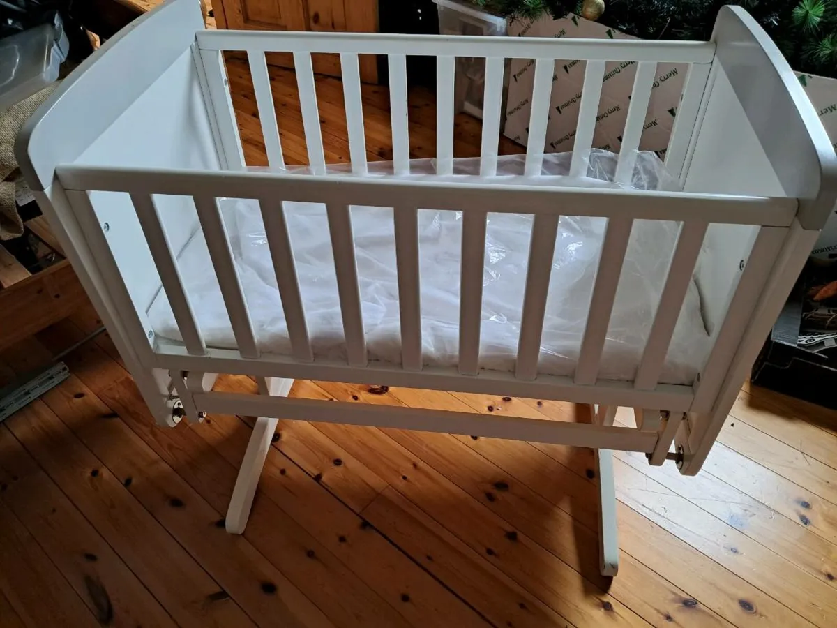 Baby crib - disney obaby white grey crib - Image 3