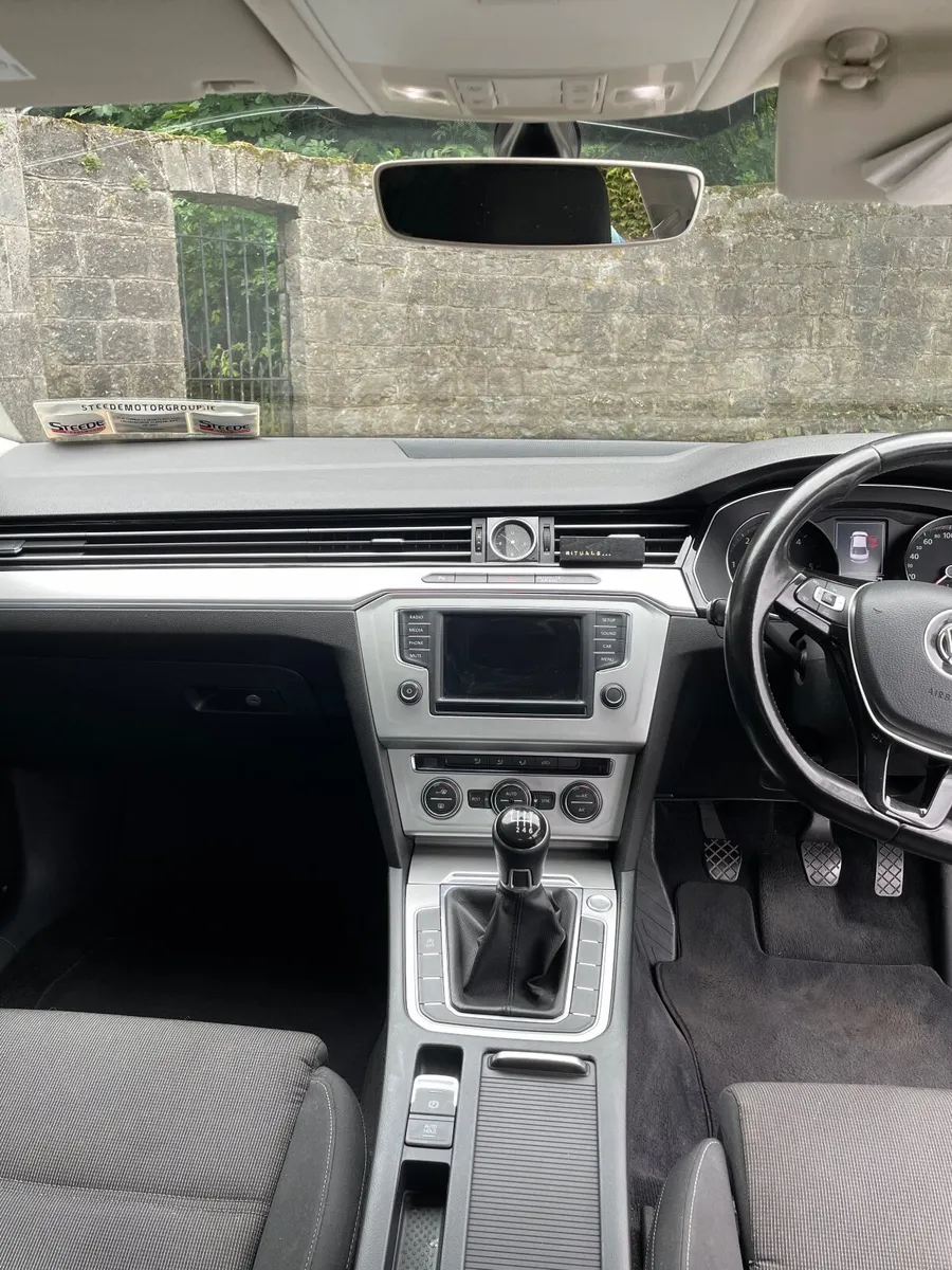 Volkswagen Passat 2015 - Image 2