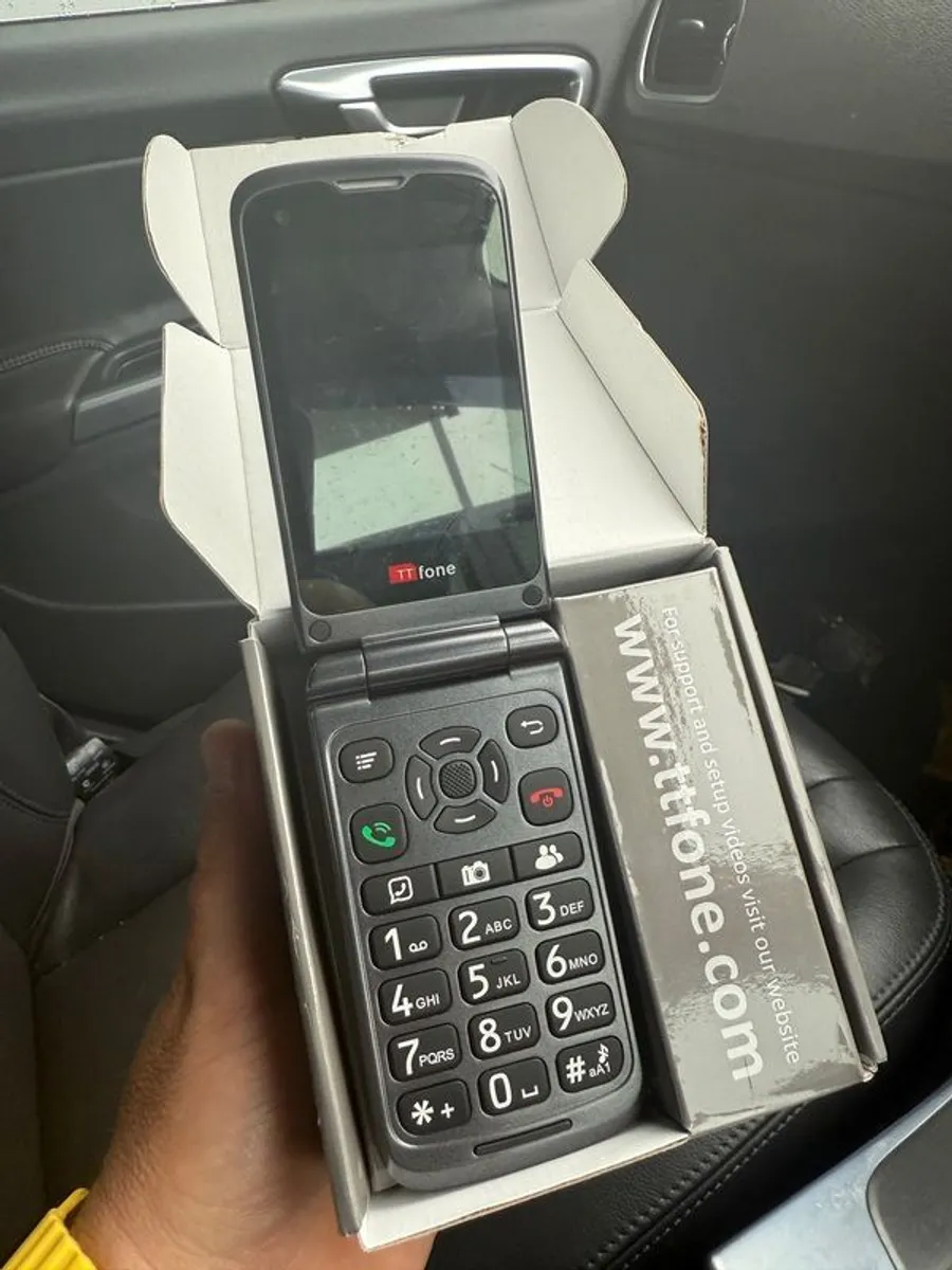 Brand new sim free old style phone with 3G wattapp and more - Image 1