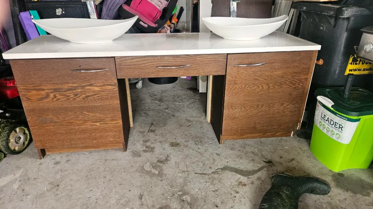 Double vanity unit - Image 1