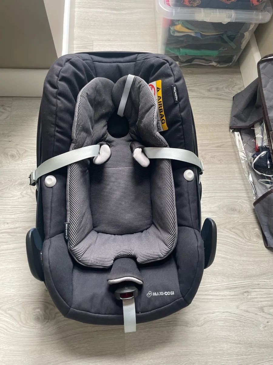 2 x Maxi Cosi Cars seats & Iso-fix base. - Image 1