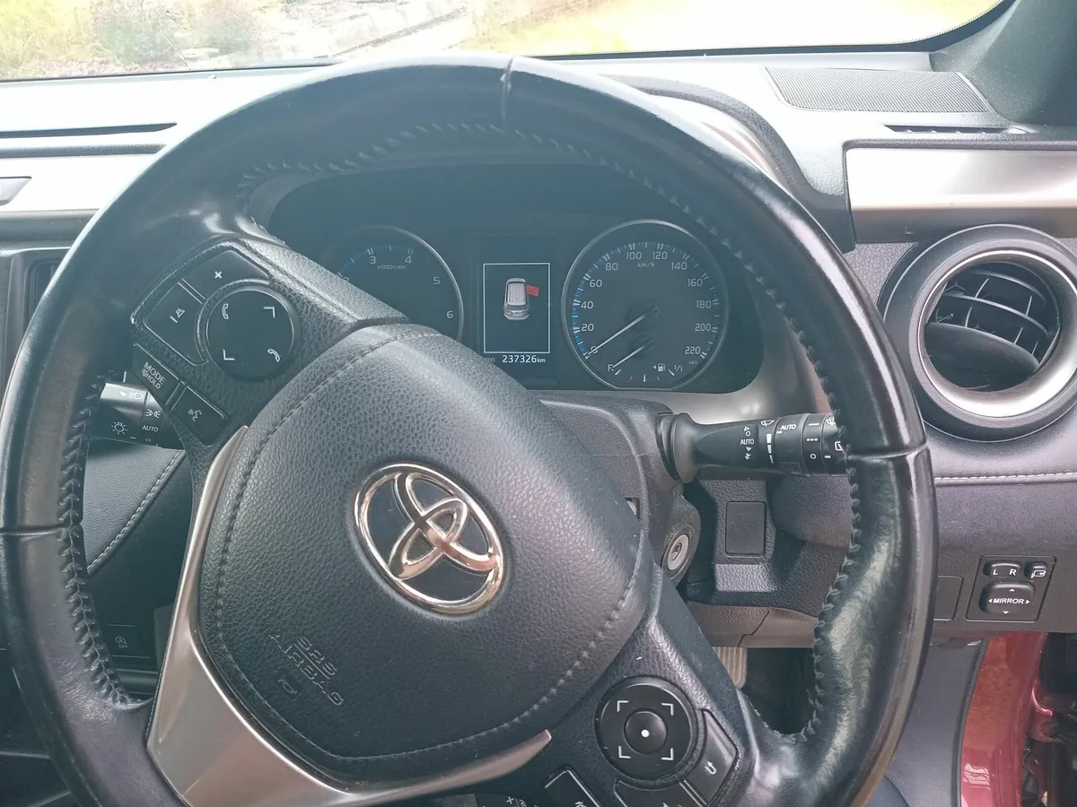 Toyota RAV4 2016 - Image 2