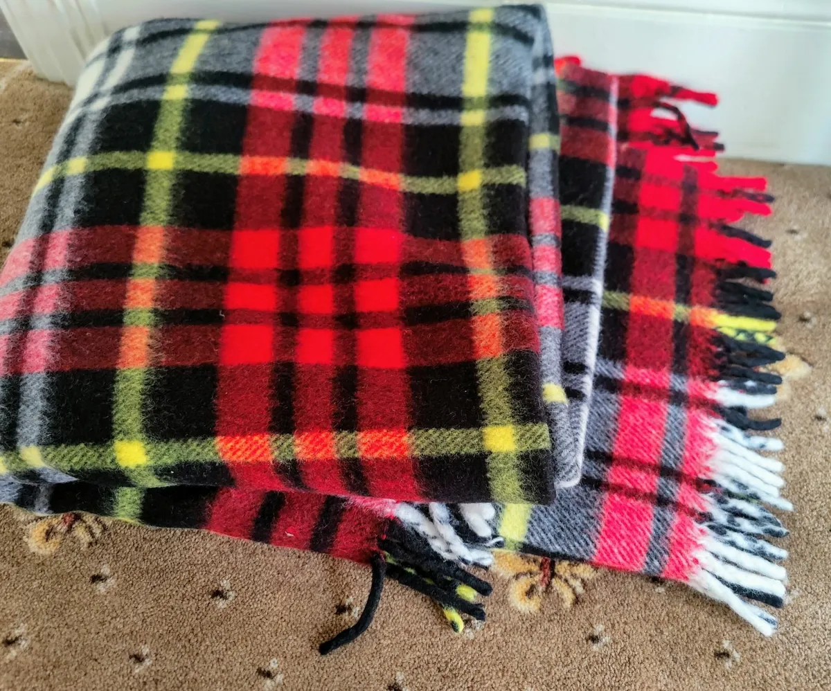 Traditional tartan /plaid vintage picnic blanket - Image 2