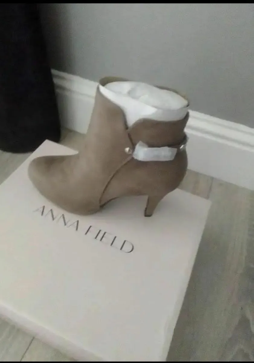 Boots - Image 1