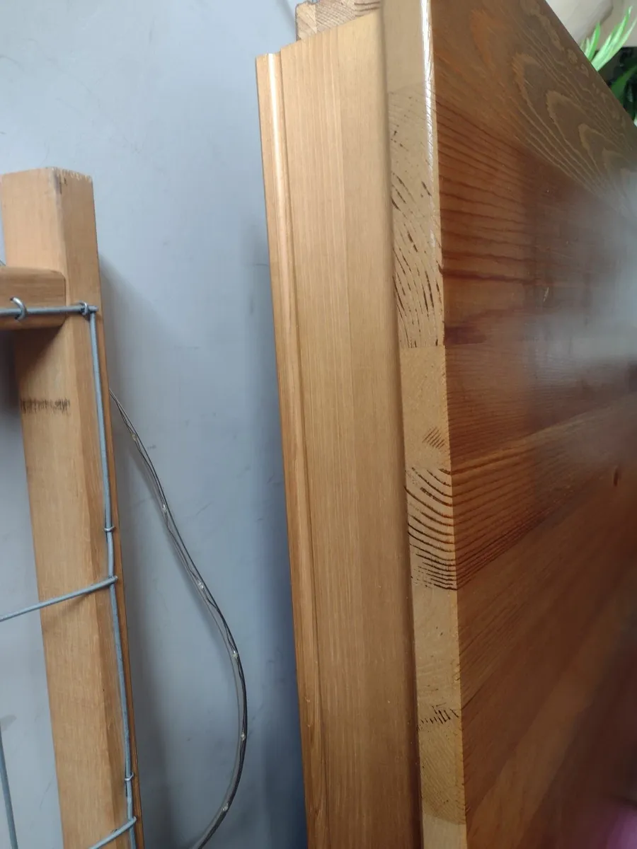 Barely used pine kitchen table - Image 4