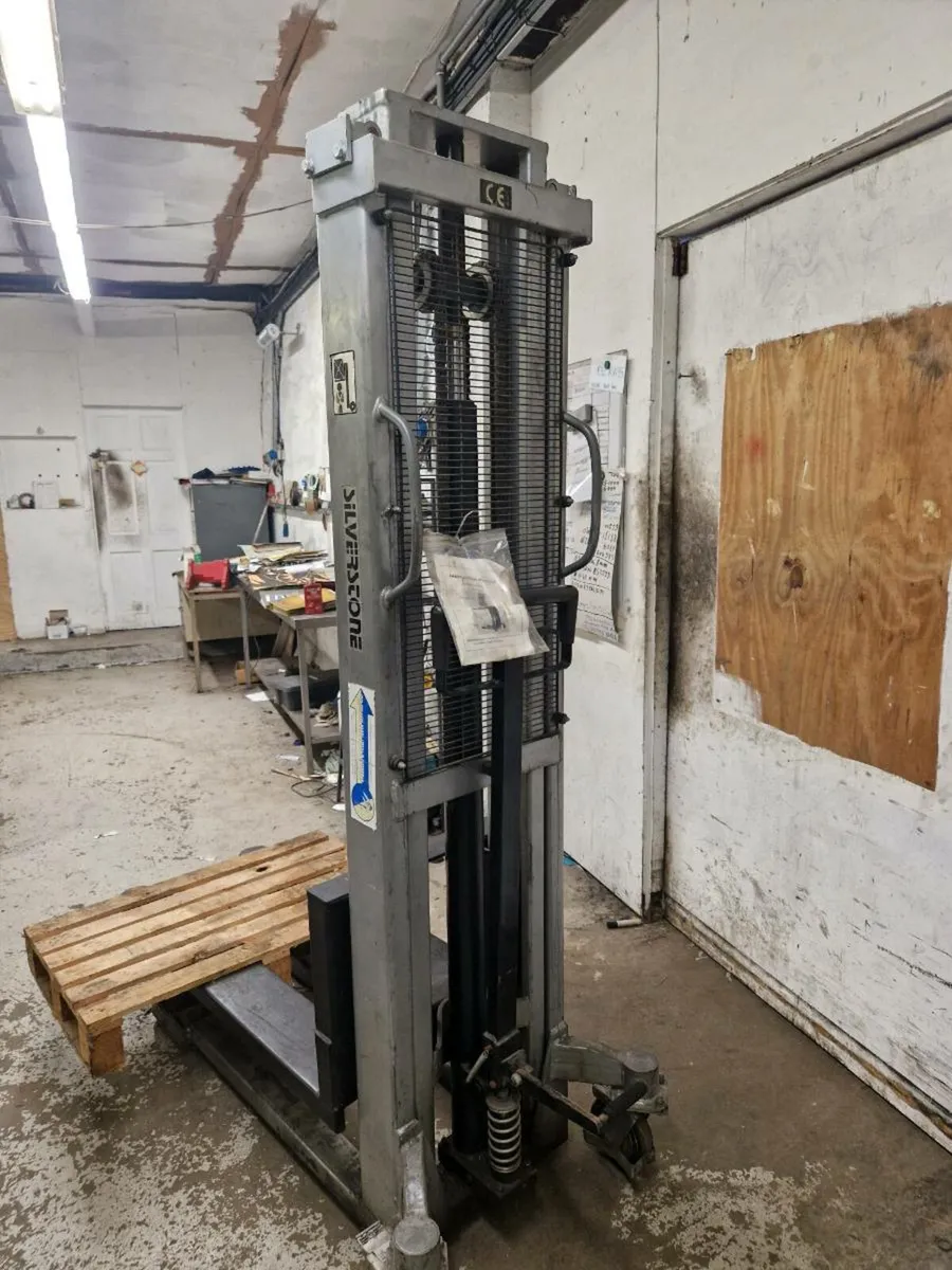 Pallet stacker - Image 1