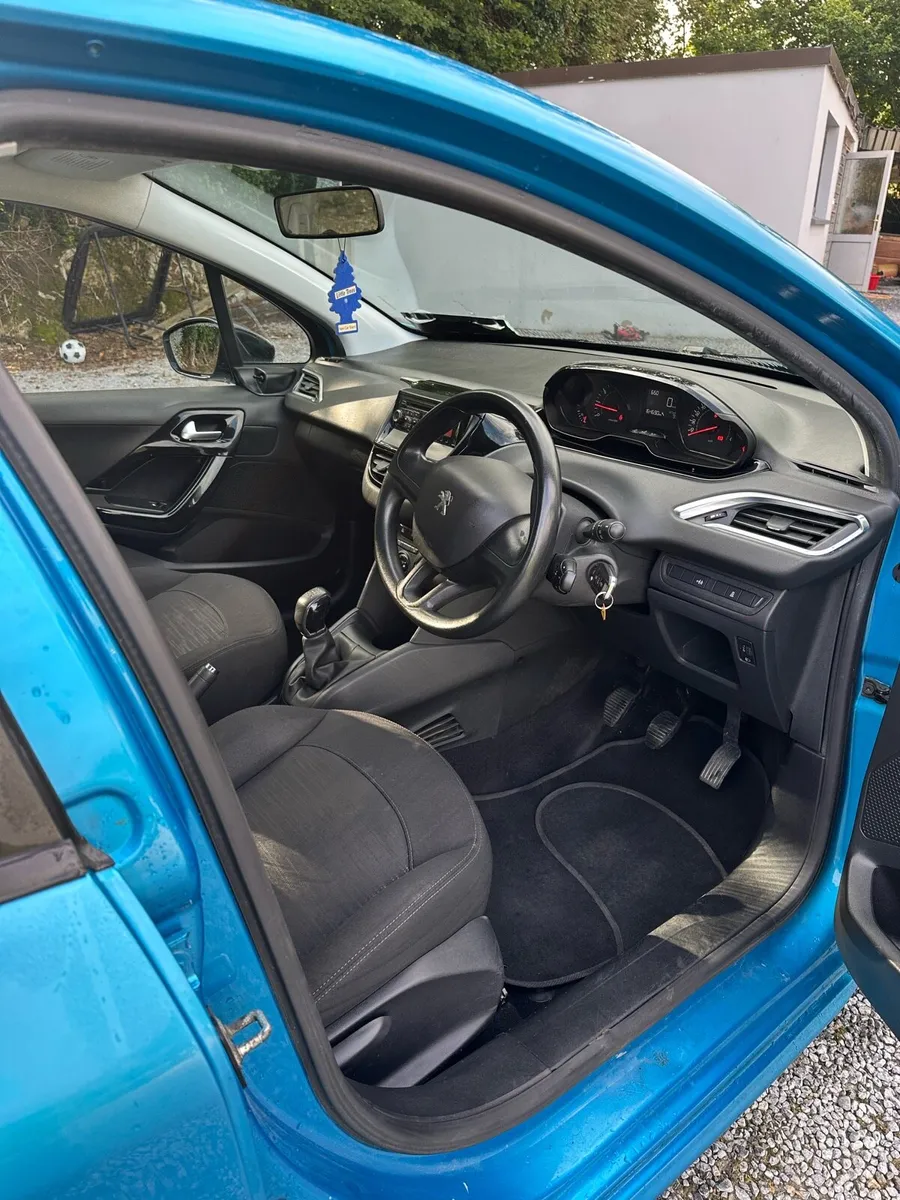 Peugeot 208 petrol - Image 4