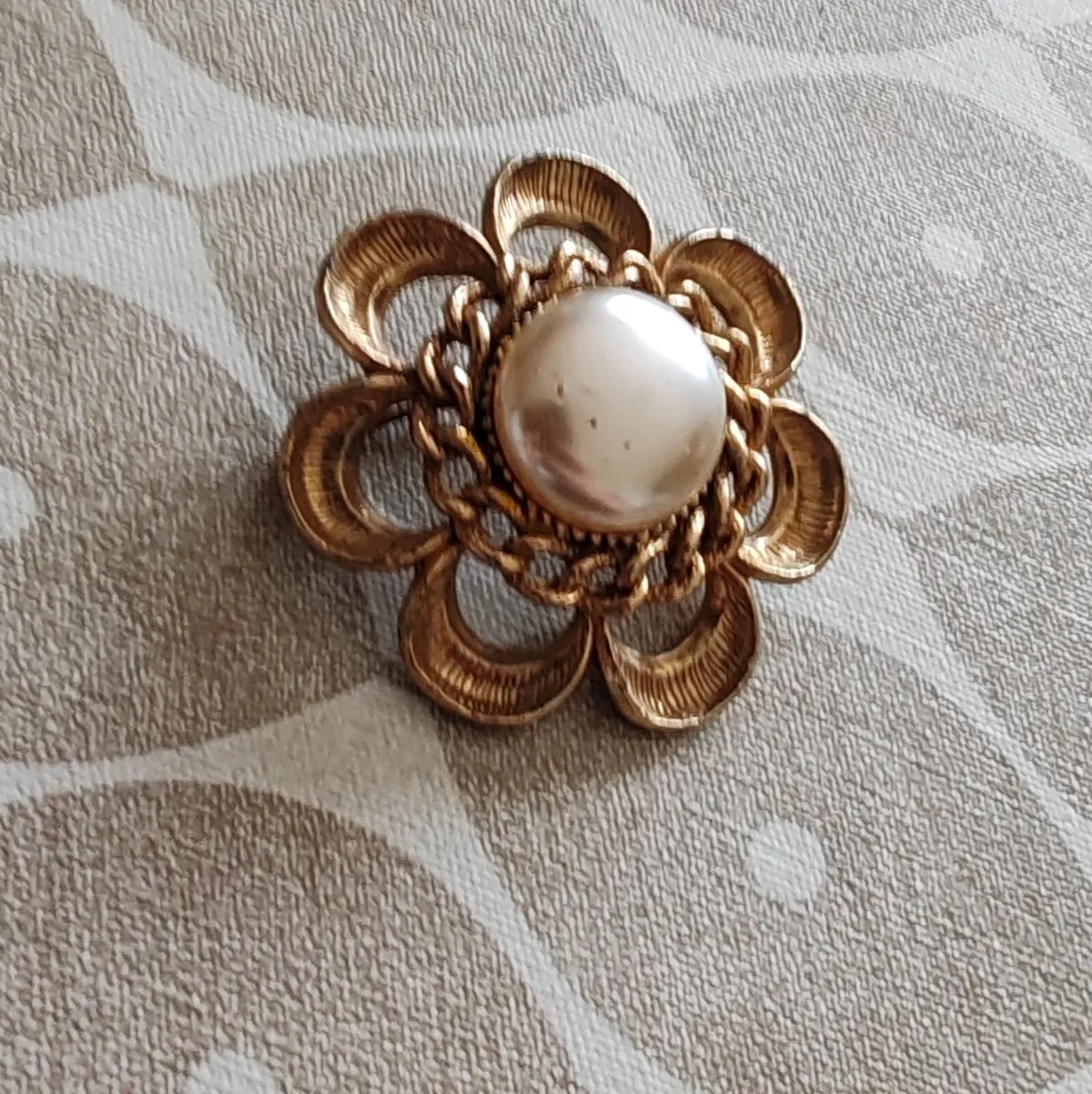Vintage goldtone and pearl brooch - Image 1