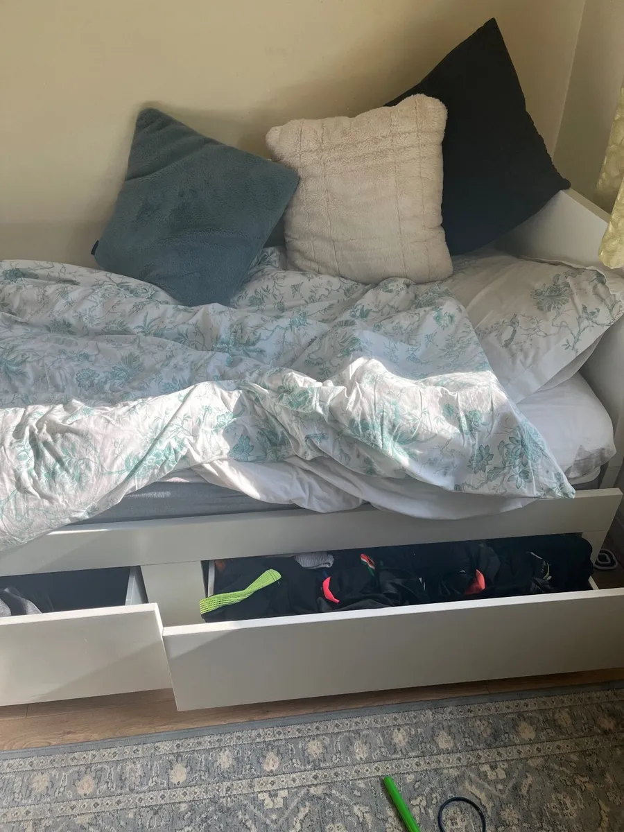 Bed - Image 1