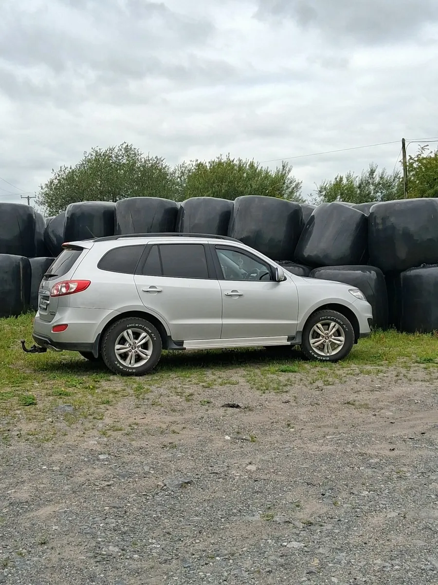 Hyundai Santa Fe 2012 - Image 2