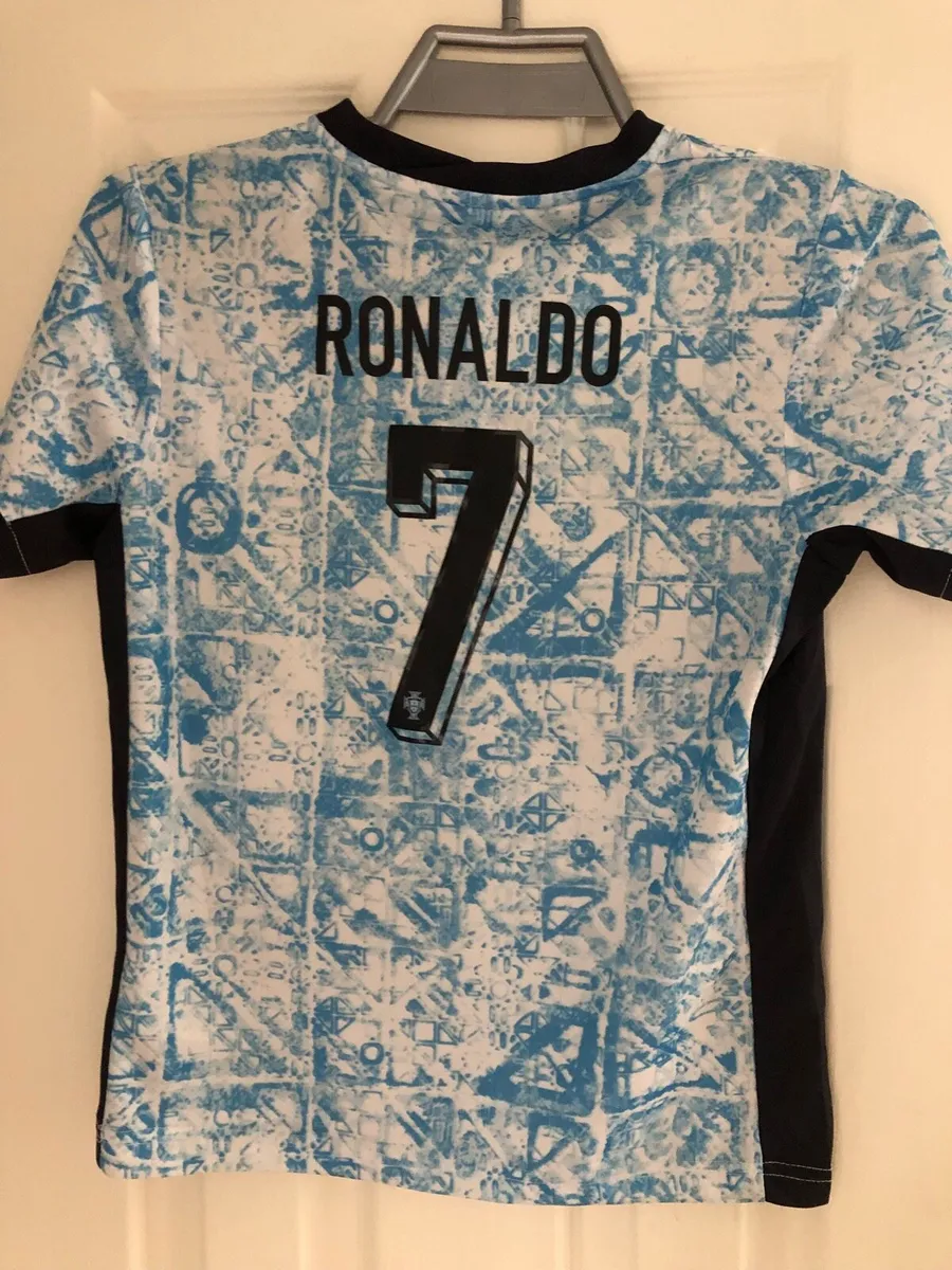 Boys Portugal Ronaldo away jersey size 24 €30 - Image 3