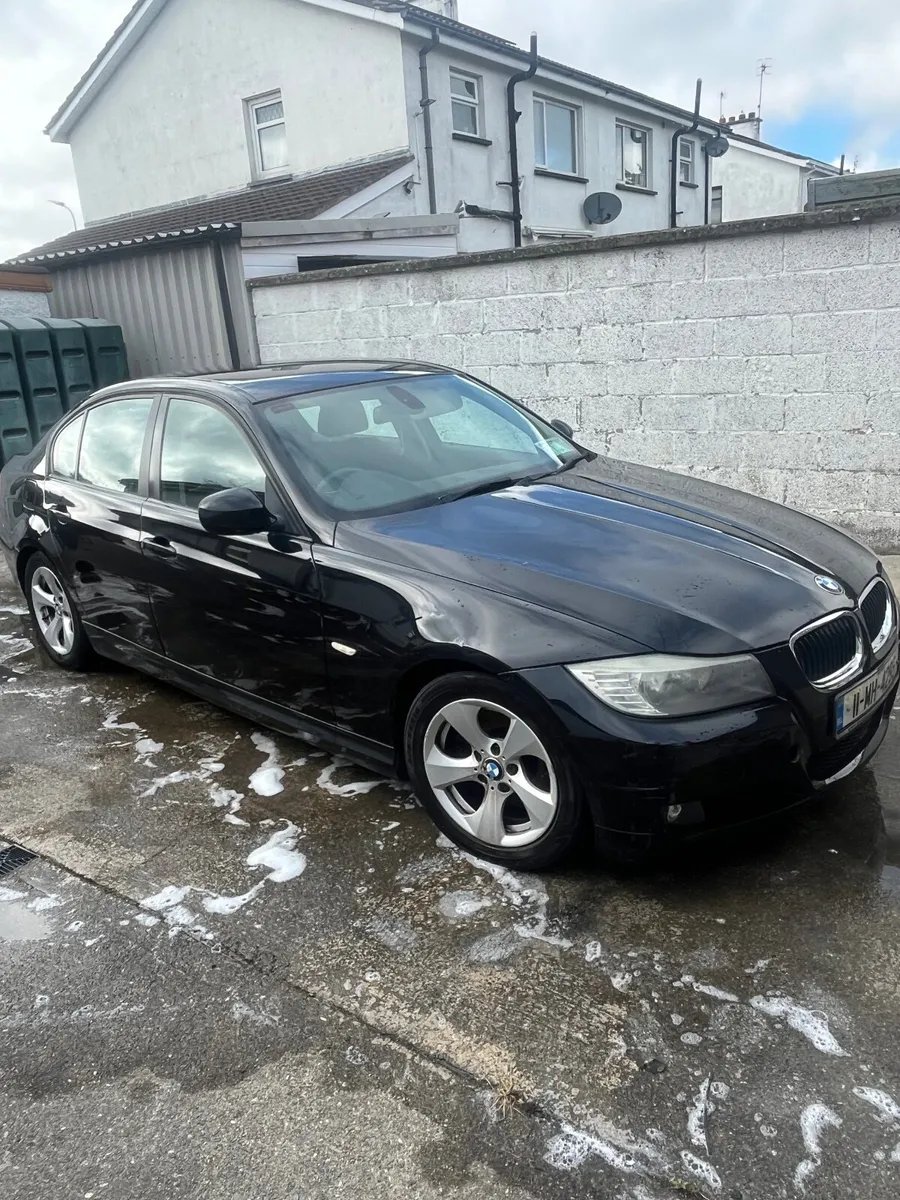 BMW 3-Series 2011 - Image 2