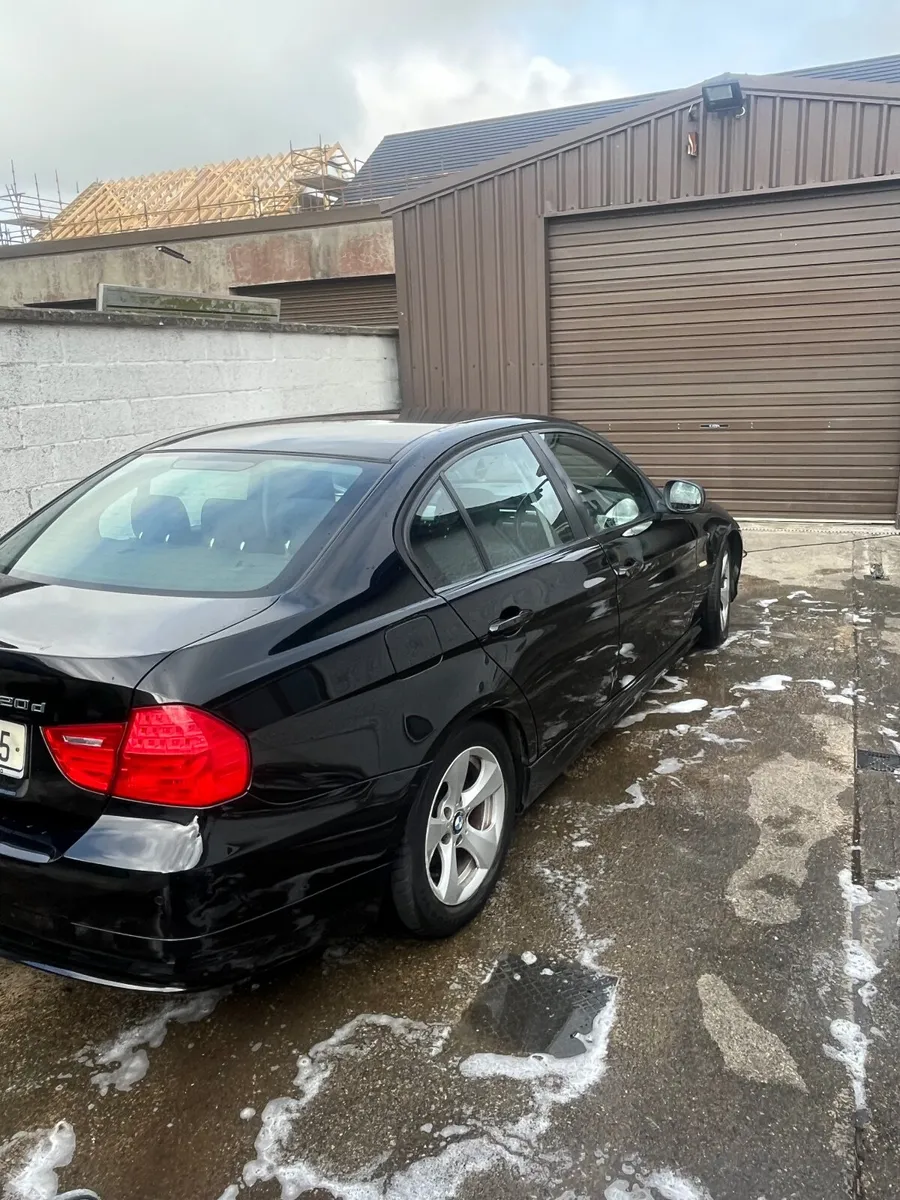 BMW 3-Series 2011 - Image 3