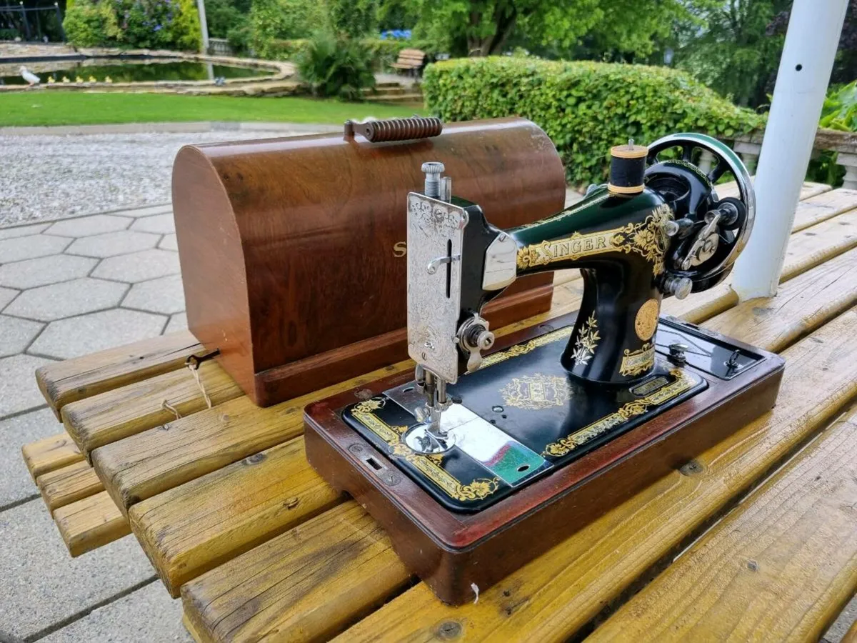 Singer Sewing Machine  (1933) - Image 2