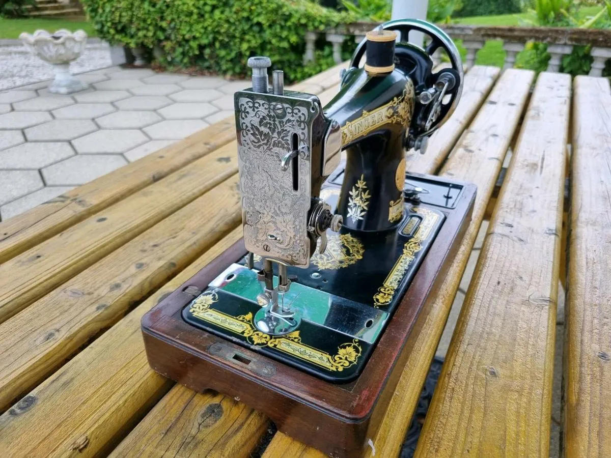 Singer Sewing Machine  (1933) - Image 4