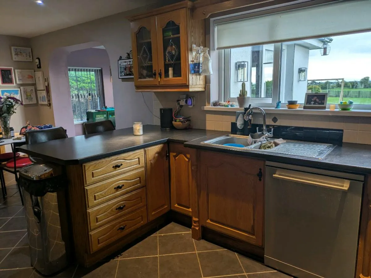 Solid wood kitchen for sale with appliances - Image 3