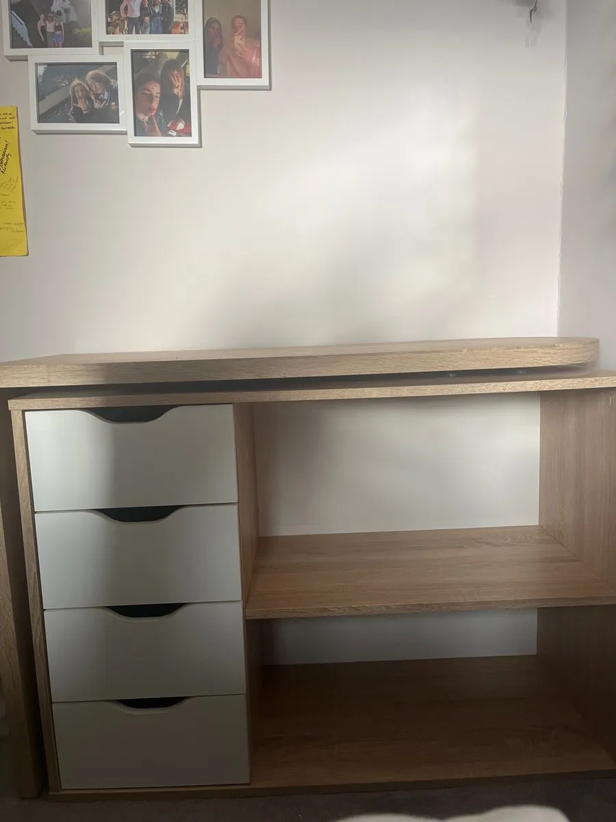 Study desk - Image 1