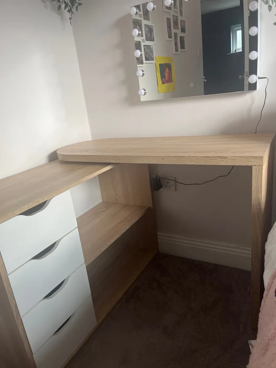 Study desk - Image 2
