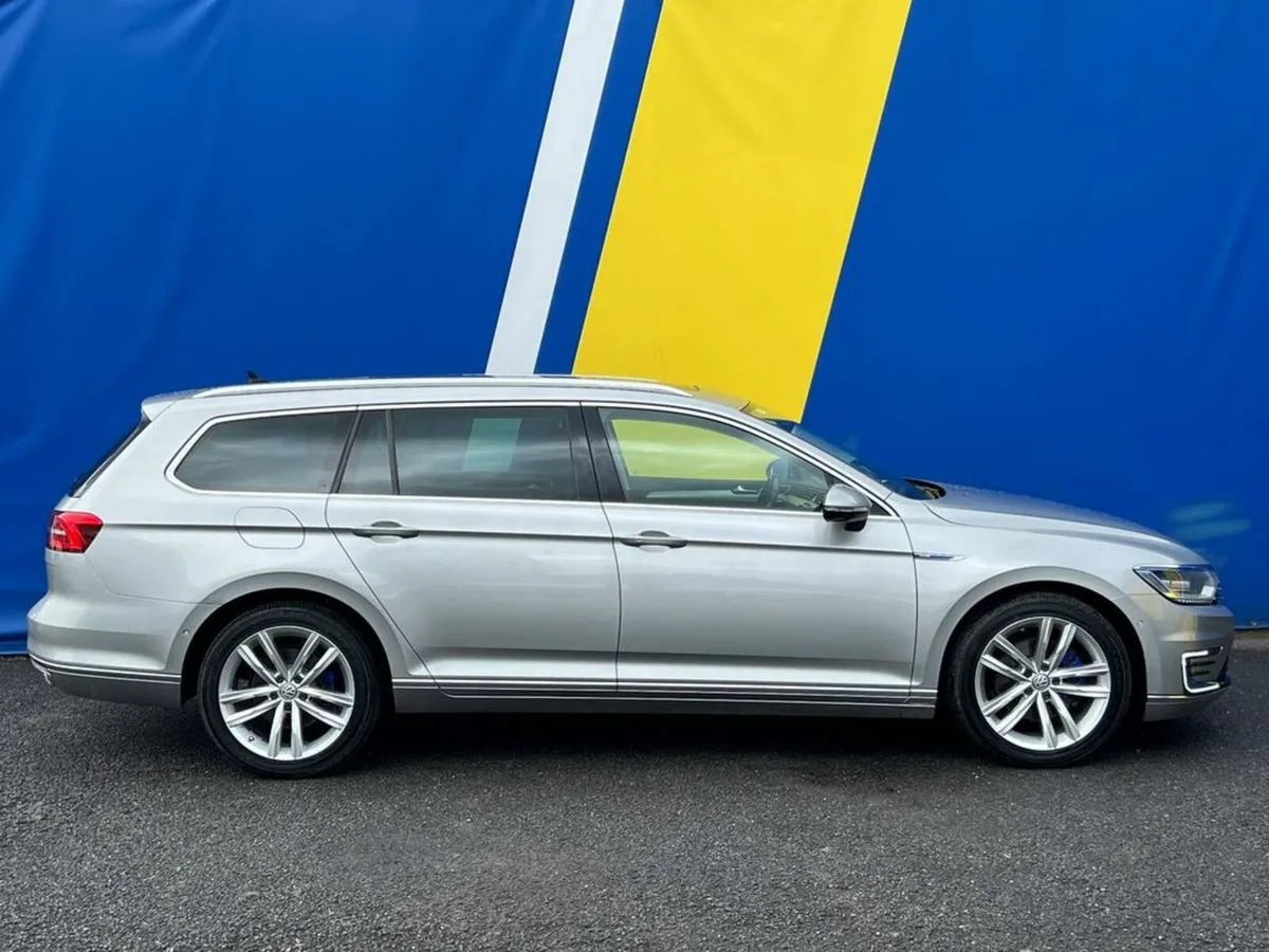 Volkswagen Passat GTE 1.4 PLUG-IN HYBRID AUTO // T - Image 4