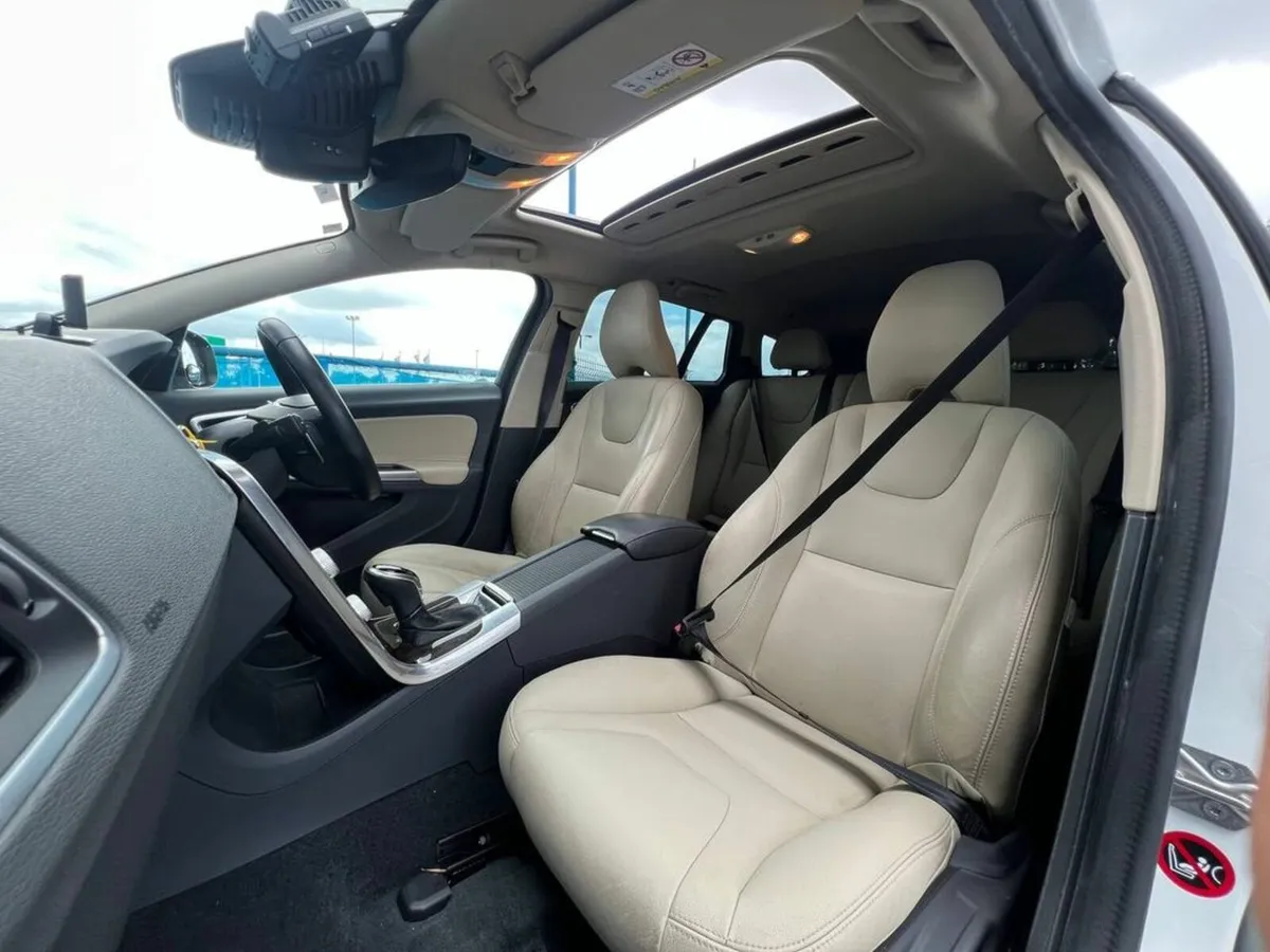 Volvo V60 D4 CLASSIC 2.0 D AUTO // OPENING SUNROOF - Image 2